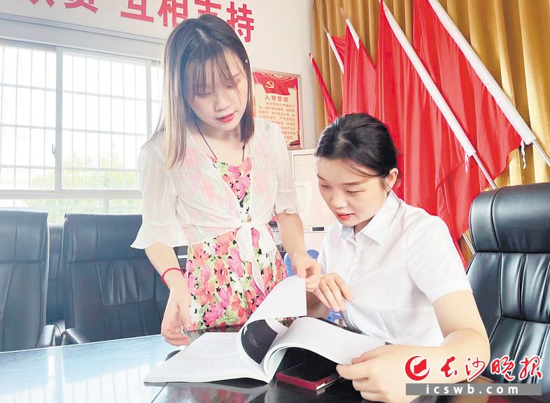 　　彭文静（左）和彭文雅姐妹俩常在一起研究学习农村孩子的教育问题。　　长沙晚报通讯员 吴兰波 摄