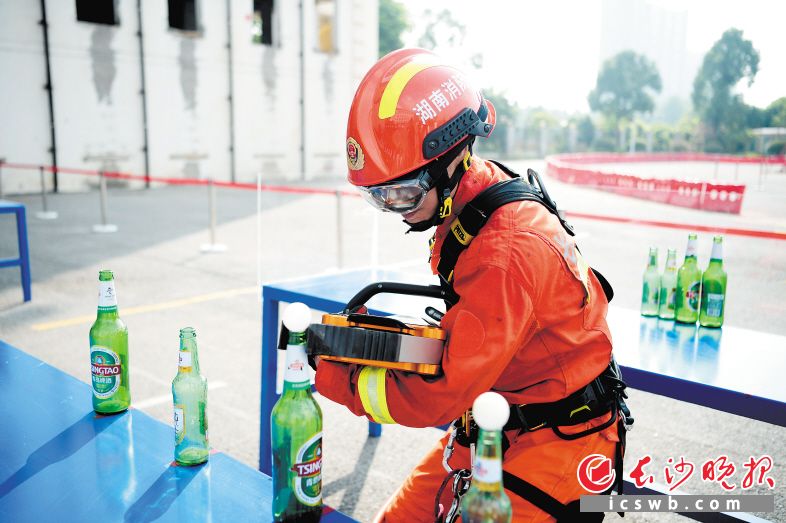 　　消防员用锯子切开一枚熟鸡蛋。长沙晚报全媒体记者 张洋子 摄