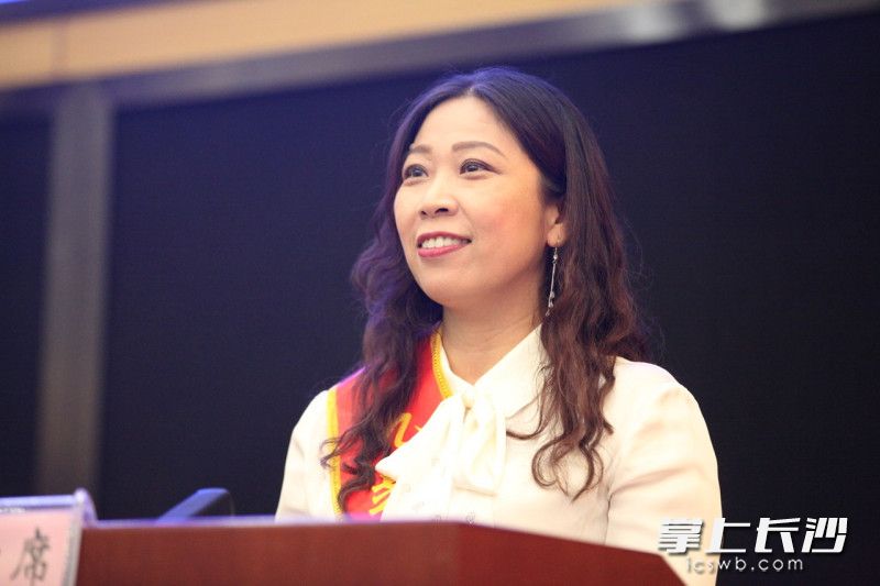 雅礼中学教师曹艳辉作为班主任代表发言。