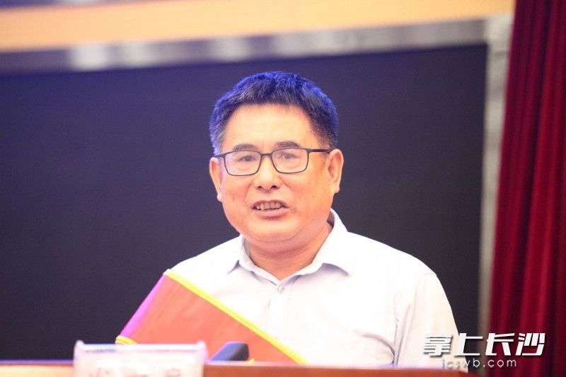 浏阳市高坪初级中学教师朱顺清作为乡村教师代表发言。