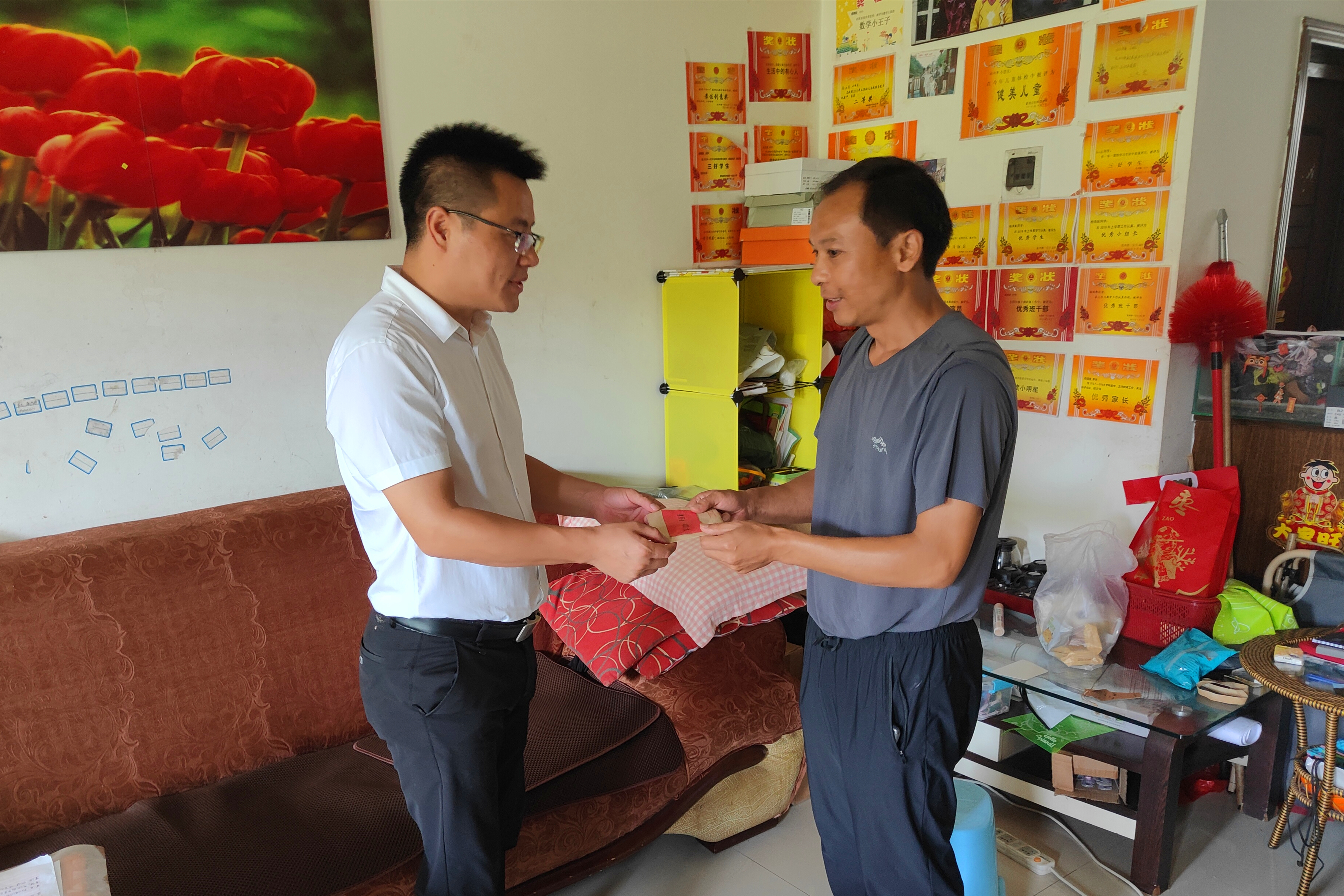 书记走访困难教师_副本.jpg
