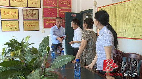 宁远:欧阳国春走访慰问部分优秀困难教师
