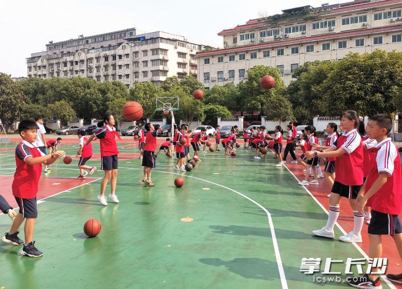 新民小学篮球社团的学生们在老师的指导下练习运球。长沙晚报全媒体记者 刘俊 摄