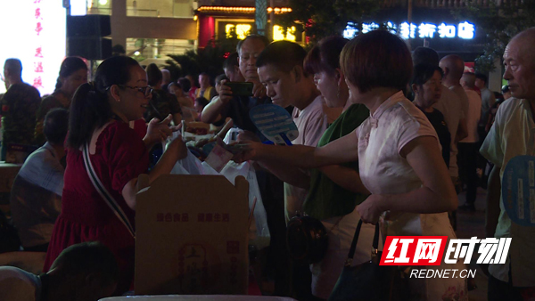 市民选购商品.jpg