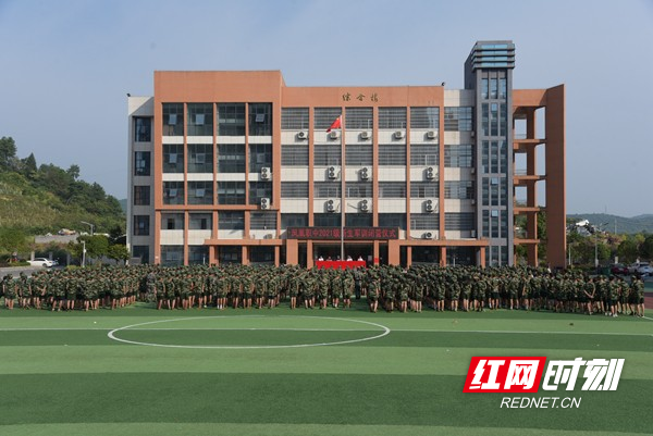 凤凰职中:新生入学军训闭营 少年工匠初具雏形