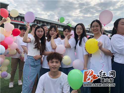 黄菲菲和学生.jpg