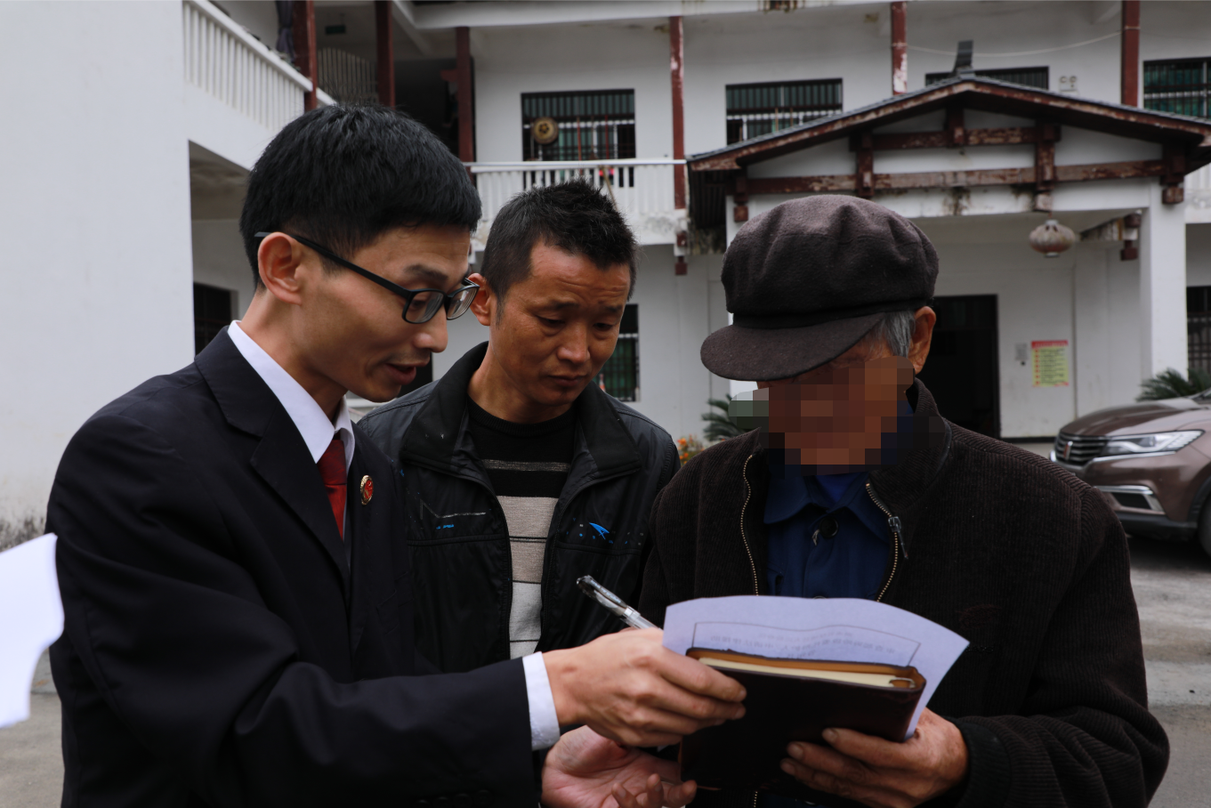 苗语专班办案组为犯罪嫌疑人(右一)办理取保候审手续。