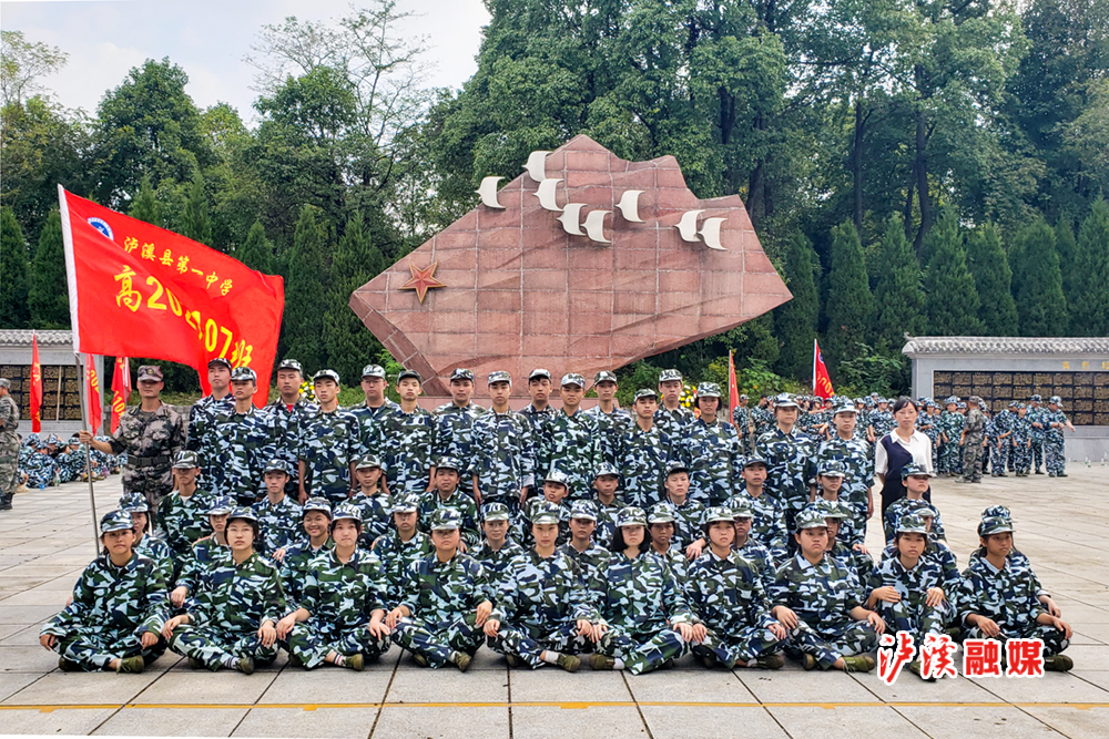 4烈士陵园留影纪念.jpg