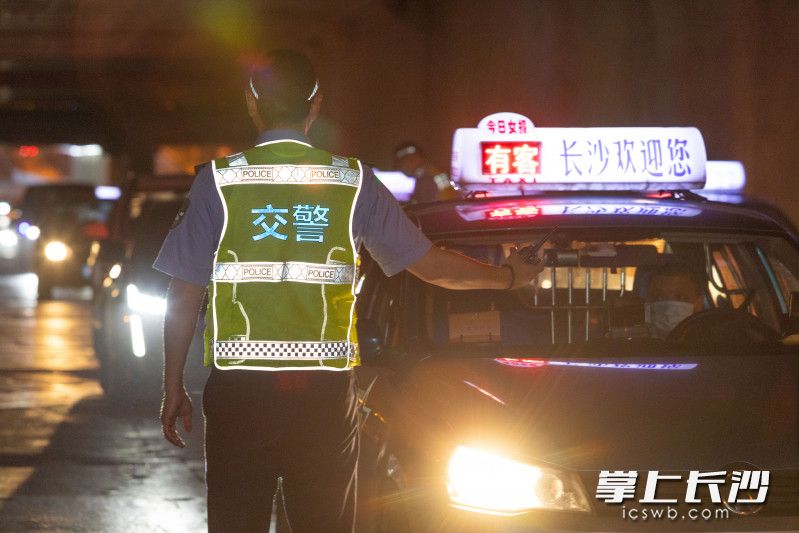 长沙交警提醒广大市民，为了自身和他人生命安全，请自觉遵守交通法规，珍爱生命，远离酒驾。