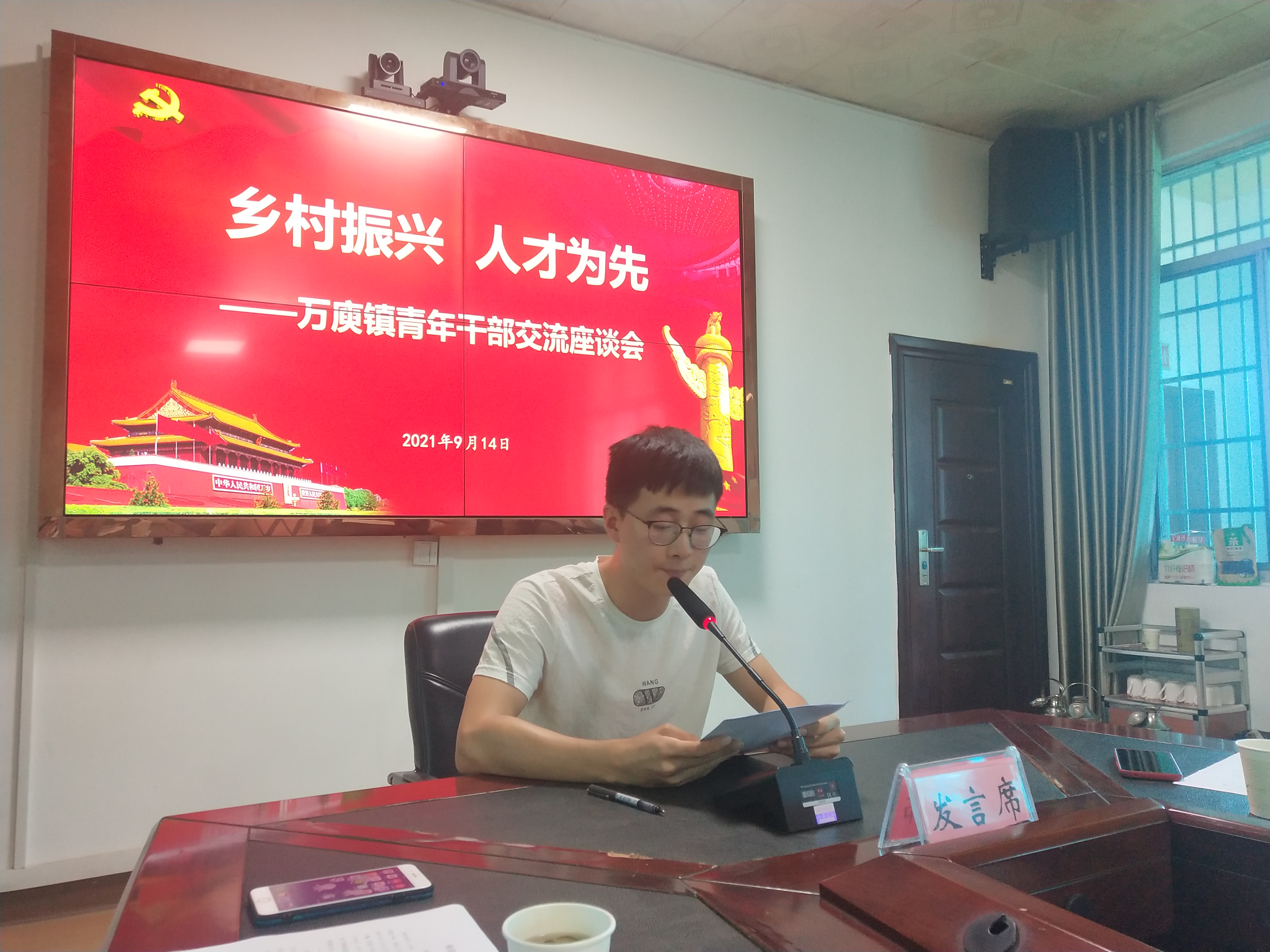 万庾镇为青年干部送上"成长手册".__华容县站