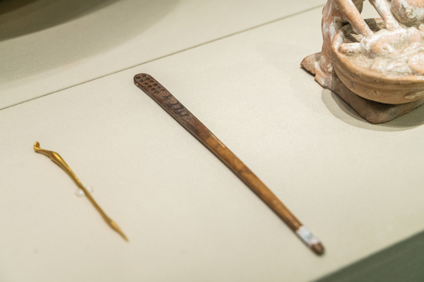 骨牙刷 唐 成都中医药大学博物馆藏 (摄影:张羽腾)