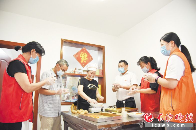 　　15日，三位“长沙好人”与志愿者一道为社区困难群众做月饼。长沙晚报全媒体记者 刘琦 摄