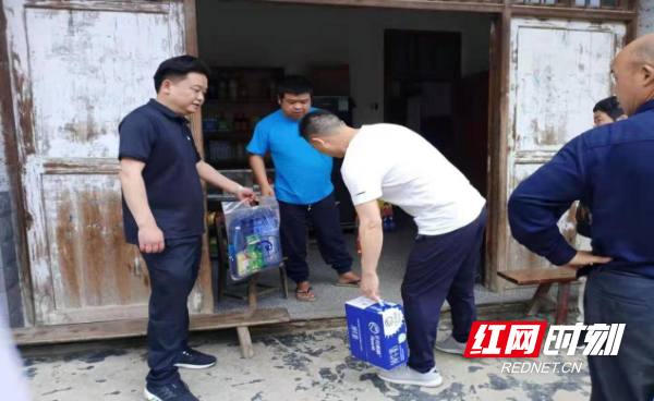 走访慰问困难群众.png