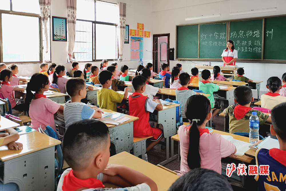 授课老师进行理论讲解.jpg
