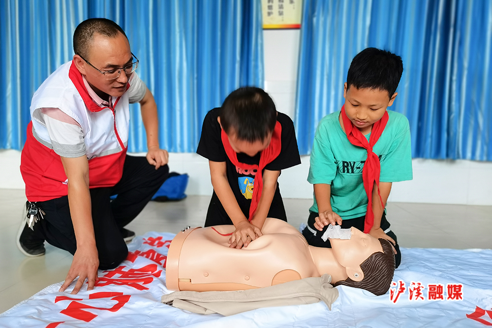 学生们自己练习心肺复苏 (2).jpg