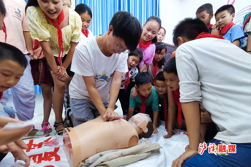 学校老师正在练习心肺复苏.jpg