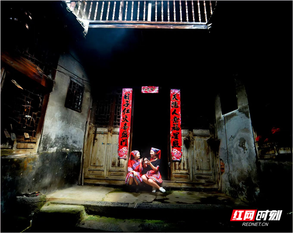 《古宅新人》 黄海 摄_副本.jpg 《古宅新人》 黄海 摄_副本.jpg