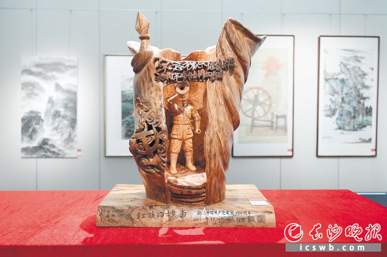 　　美术展形式多样，图为胡建创作的木雕《红旗的故事》。长沙晚报全媒体记者 黄启晴 摄