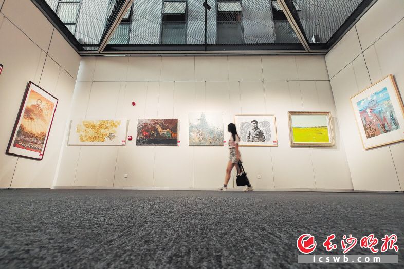 　　“欢乐潇湘 品质长沙”长沙市群众美术作品展在长沙图书馆举行。长沙晚报全媒体记者 黄启晴 摄
