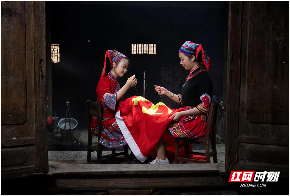 《针针线线忆党恩》 周善强 摄_副本.jpg 《针针线线忆党恩》 周善强 摄_副本.jpg