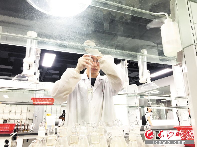 →天地恒一智慧工厂已竣工投产，公司科技人员正在进行试验。长沙晚报全媒体记者 周斌 摄