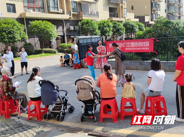 燕东社区辖区香花电力小区文艺演出活动现场（王秋香  摄）.jpg