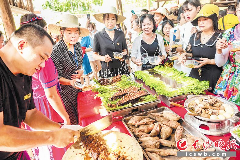 本地农产品新鲜、特色足、味道好，稍一加工就成为诱人美食。长沙晚报全媒体记者 陈飞 摄