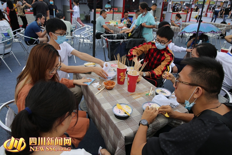 前来参观的市民在品尝美食.jpg