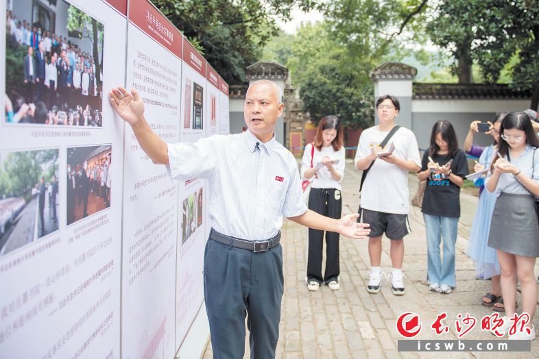 　　湖南大学马克思主义学院教授龙兵为学生上“移动”思政课。长沙晚报全媒体记者 郭雨滴 摄