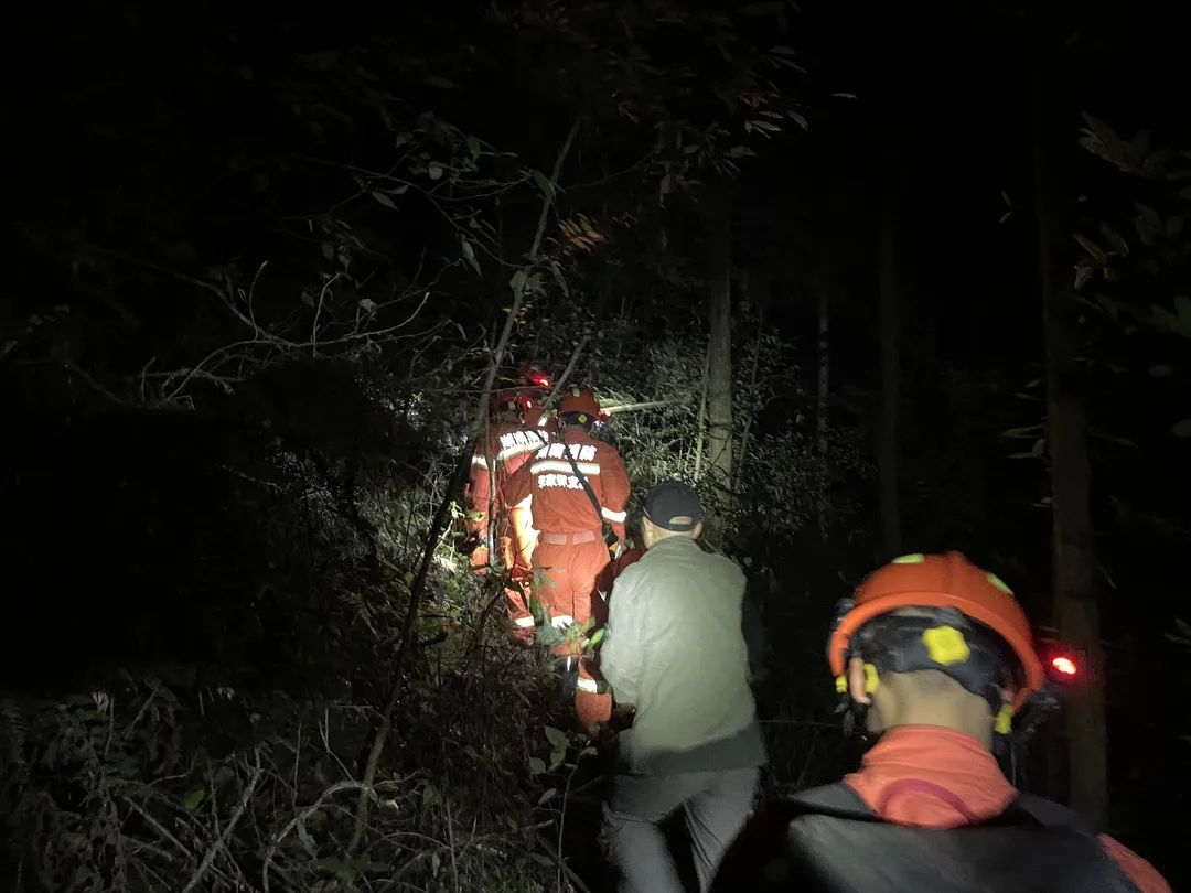 湖南消防员第一次参与山岳救援，发现被困者是外公，结果令人揪心……