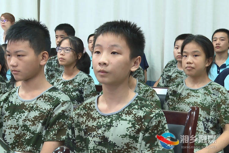 学生们聆听讲座。.jpg 学生们聆听讲座。.jpg