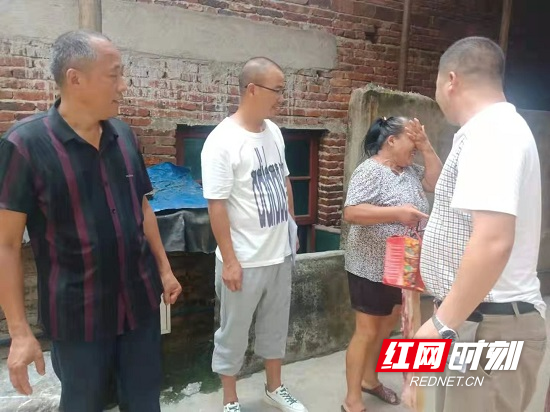 隆回开智村：爱心企业情暖家乡 节前慰问困难家庭_邵阳头条网