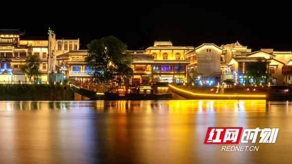 美轮美奂的“烟雨洪江”夜景 （尹仲夏 摄）.jpg