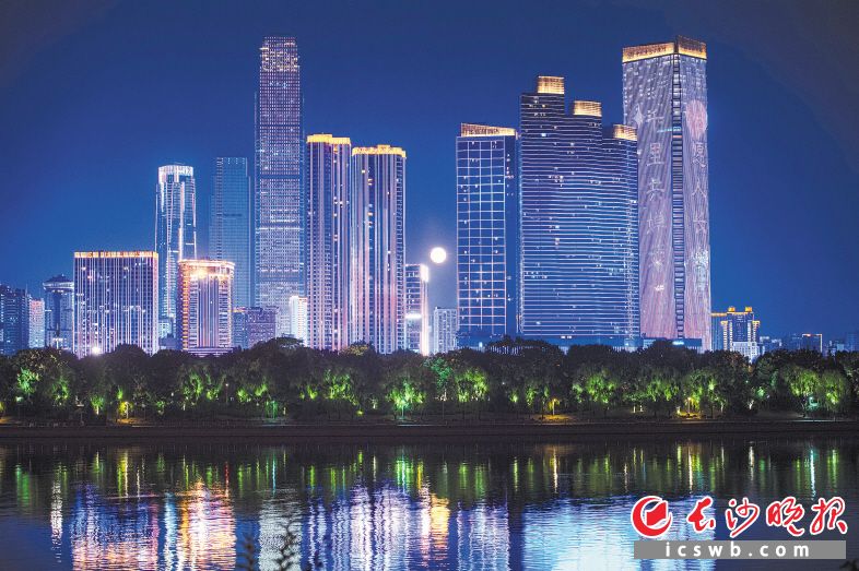 9月21日晚，中秋佳节月更圆，长沙湘江两岸亮起璀璨灯光，吸引不少市民前来观看。 　长沙晚报全媒体记者 郭雨滴 摄