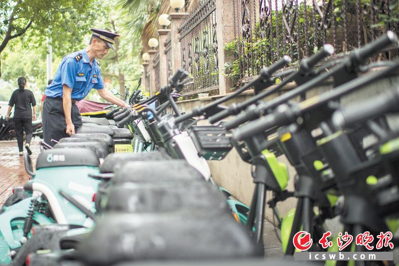 　　共享单车（电动车）管理是一道新的城市管理课题，长沙城管与交通、公安交警迅速开展联合行动，规范管理。黄启晴 摄