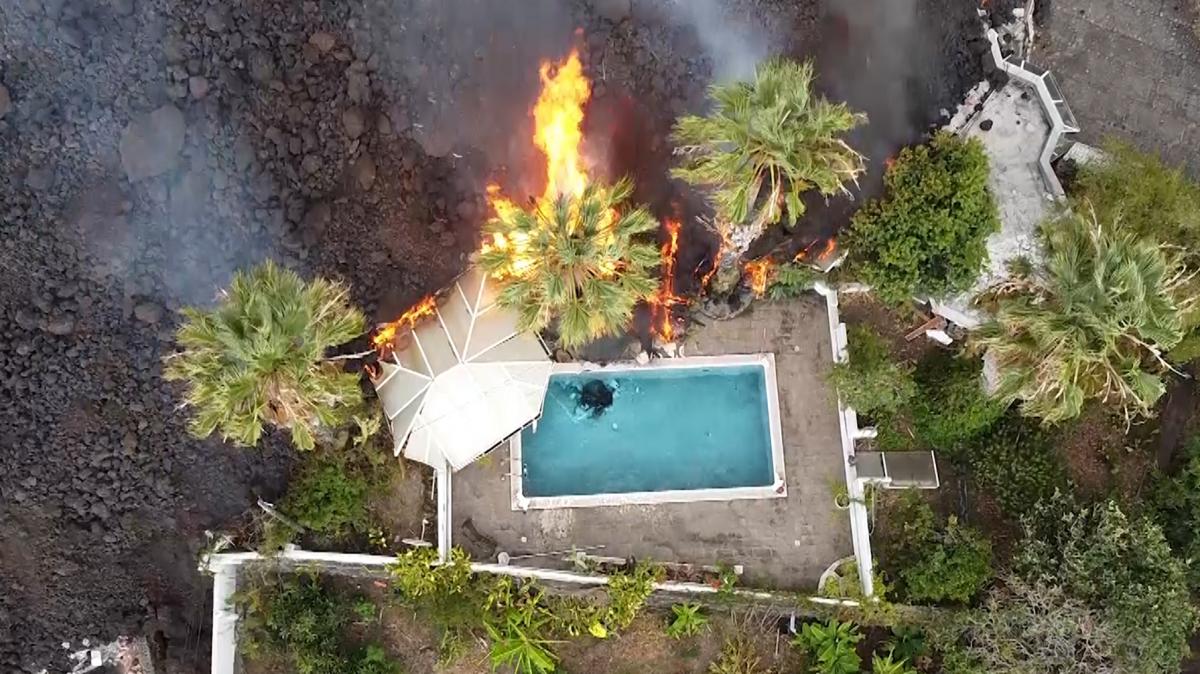 熔岩摧毁了附近的房屋。   资料题