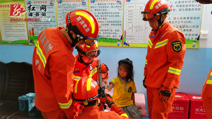 道县：5岁女孩手指被卡 消防2小时细心营救