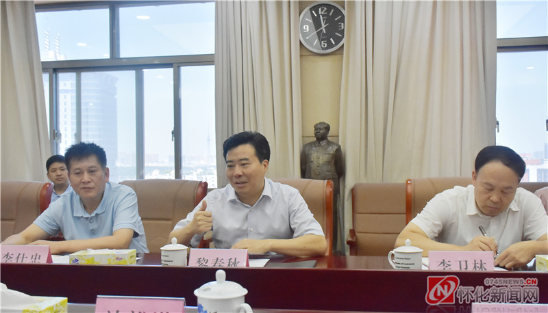 市委副书记、市长黎春秋讲话。