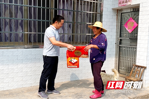 走村串户送温暖。.png