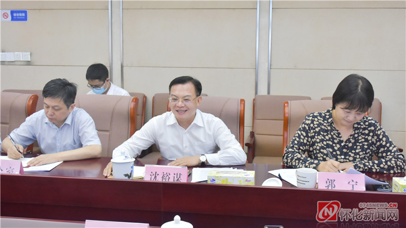 省商务厅党组书记沈裕谋讲话。（以上照片均由记者 申健 摄）