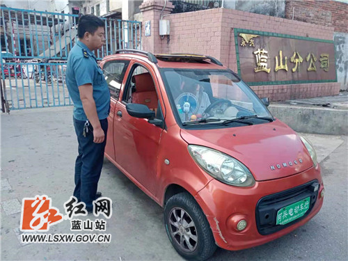 图为交通执法人员在开展交通违法行为整治行动1.jpg
