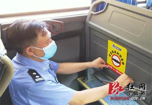 宁远交警为客运车辆粘贴4000份“安全带”提示贴_副本500.jpg