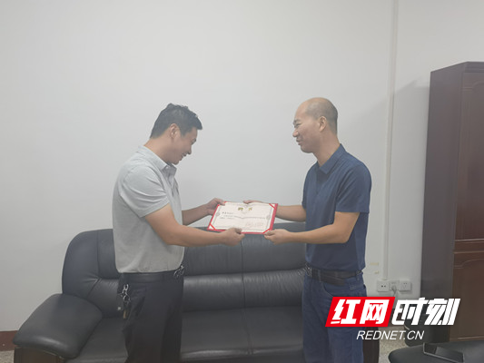 桂阳县纪委监委工作人员向企业负责人发放营商环境监测员聘书_副本.jpg