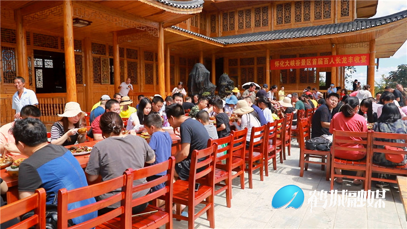 鹤城区大坪村：捉稻花鱼、摆长龙宴庆祝丰收（半成品）.mp4_20210926_194621.253_副本.jpg