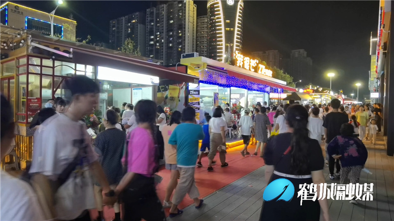 岳麓青城·悦麓里夜市持续火爆.mp4_20210927_171012.285.jpg