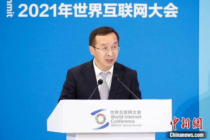 9月26日下午，由中国新闻社主办，中国新闻网和腾讯公司承办的“2021年世界互联网大会乌镇峰会——全球抗疫与国际传播论坛”在浙江乌镇举行，中国新闻社社长陈陆军出席论坛并致辞。
