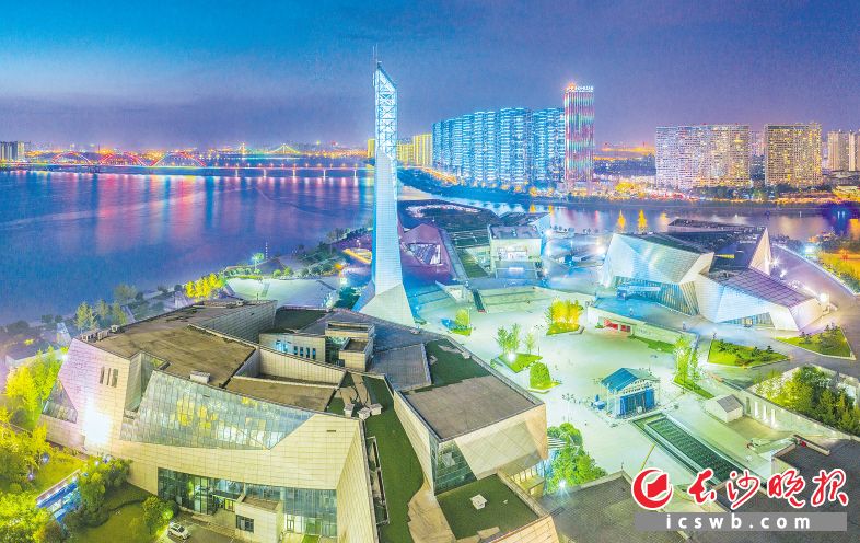 夜晚的滨江文化园三馆一厅流光溢彩。本版图片除署名外均为 邹麟 摄