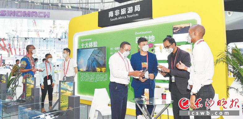 　专业观众和市民在选购非洲特产。长沙晚报全媒体记者 郭雨滴 摄