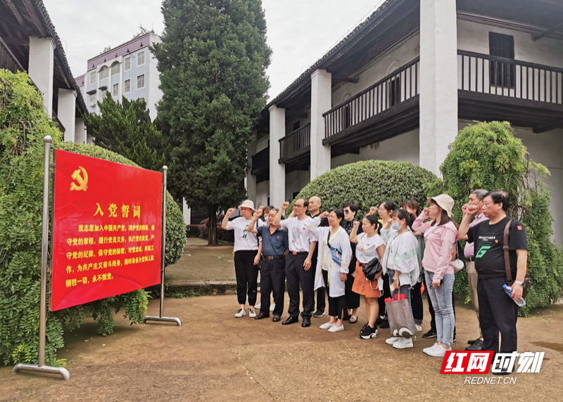 图二：阳光苑社区党总支集体重温入党誓词 (1)_副本.jpg