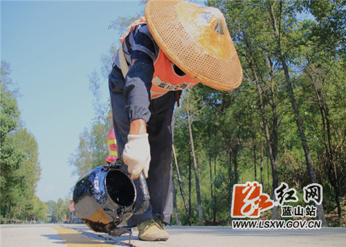 图1 路面灌缝处理.jpg